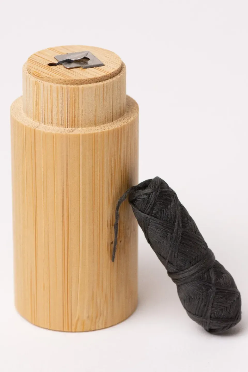 No Tox Life Charcoal Floss tandtråd bambusholder 1 stk
