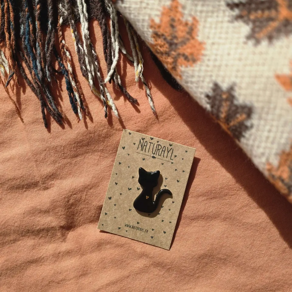 Naturayl Chat coeur dor pin sort hvid kattebroche
