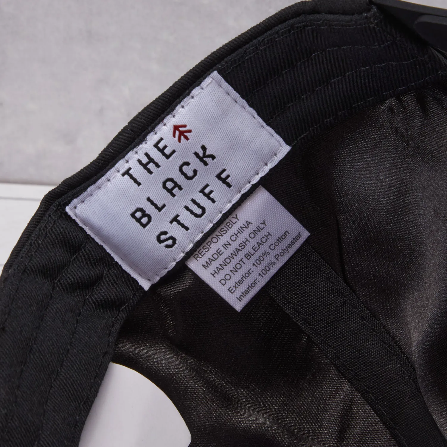 The Black Stuff TBS kasket rød-sort justerbar