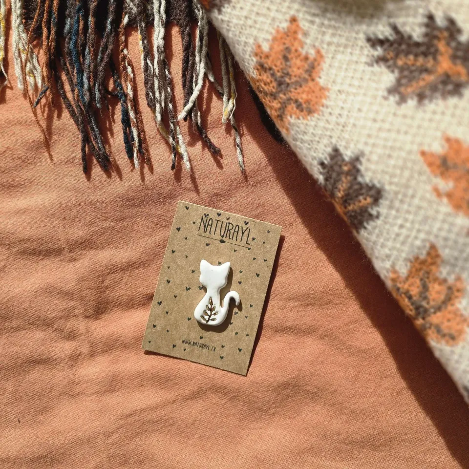 Naturayl Chat Feuilles dOr pin sort kat blank