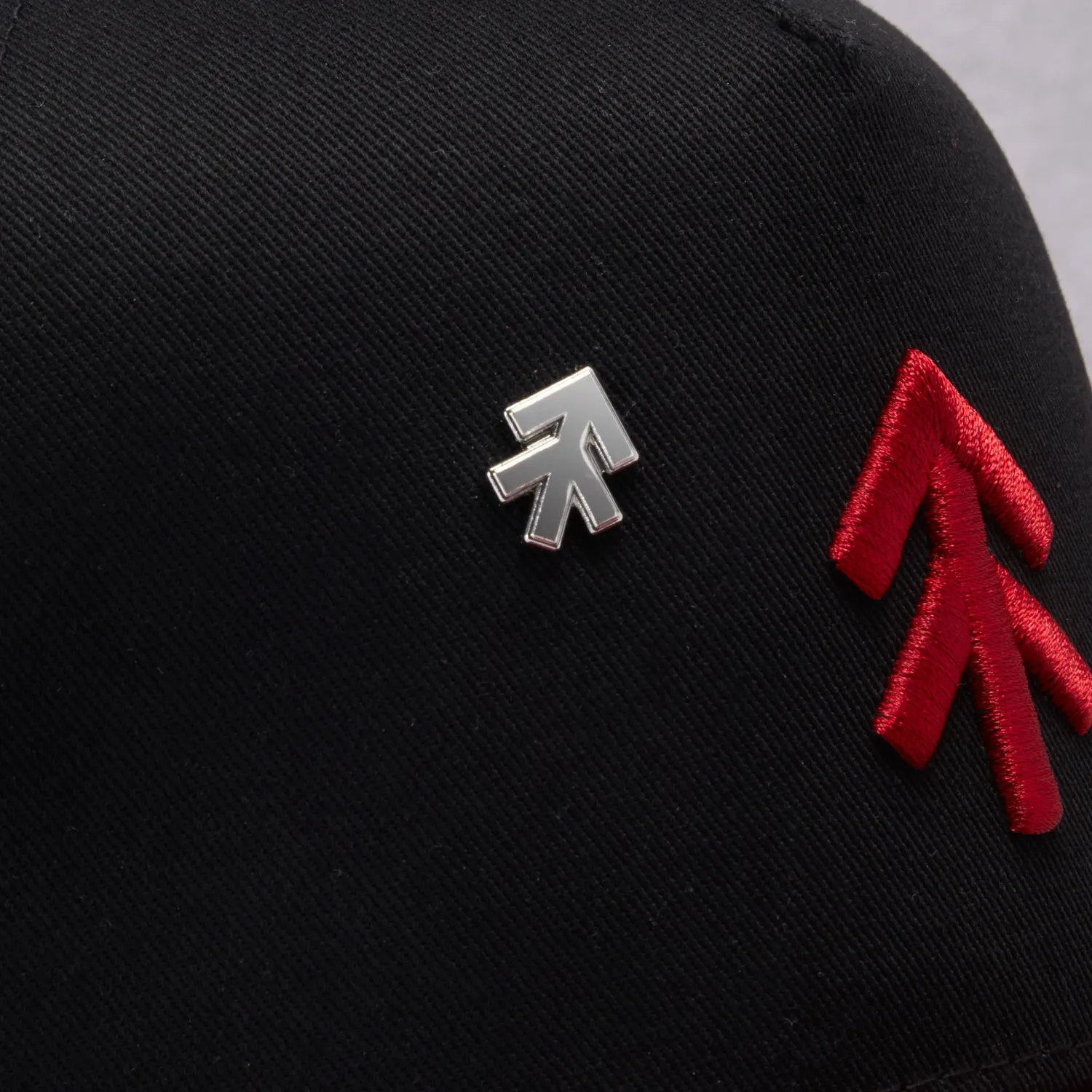 The Black Stuff TBS Icon magnet pin til hue lapel