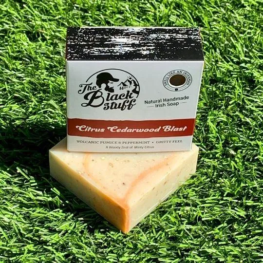 The Black Stuff Citrus Cedarwood fast scrub sæbe