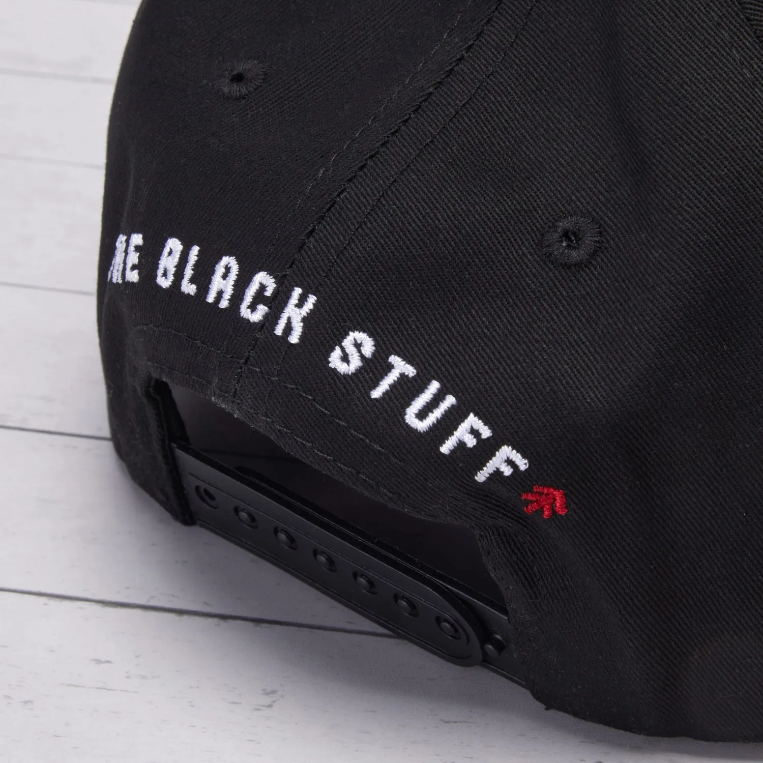 The Black Stuff TBS kasket rød-sort justerbar