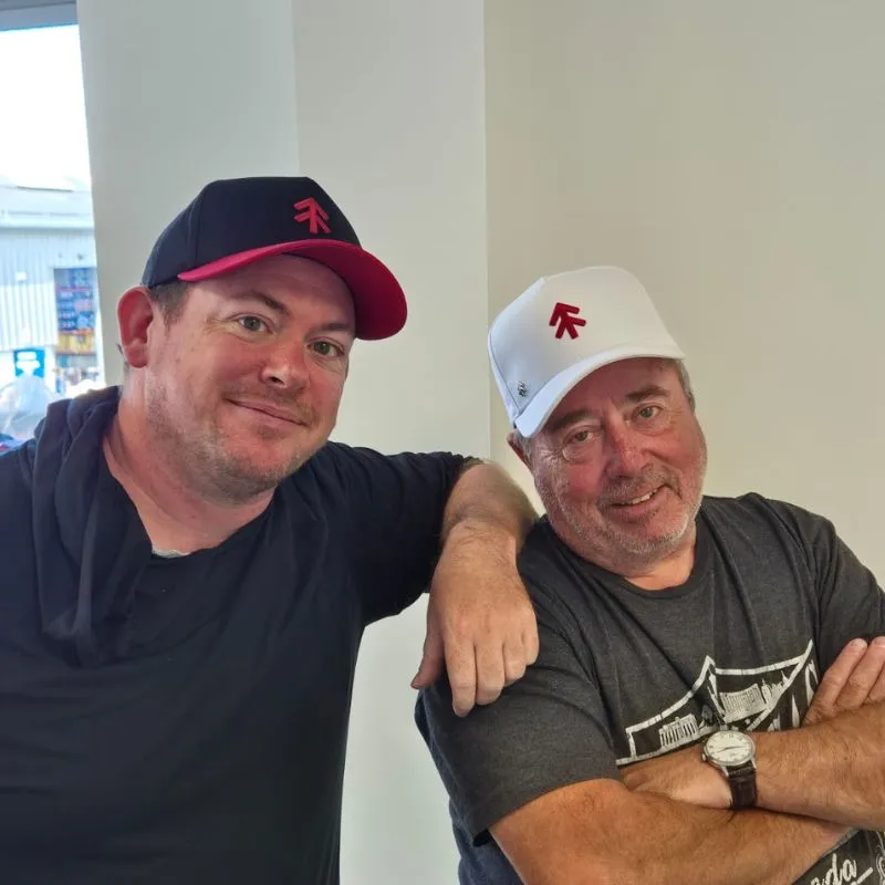 The Black Stuff TBS kasket rød-sort justerbar